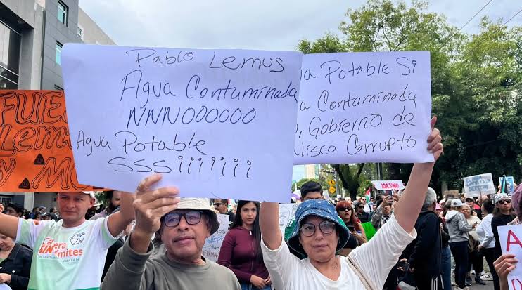 Protesta por agua contaminada escala: incendian puerta de Palacio de Gobierno en Guadalajara