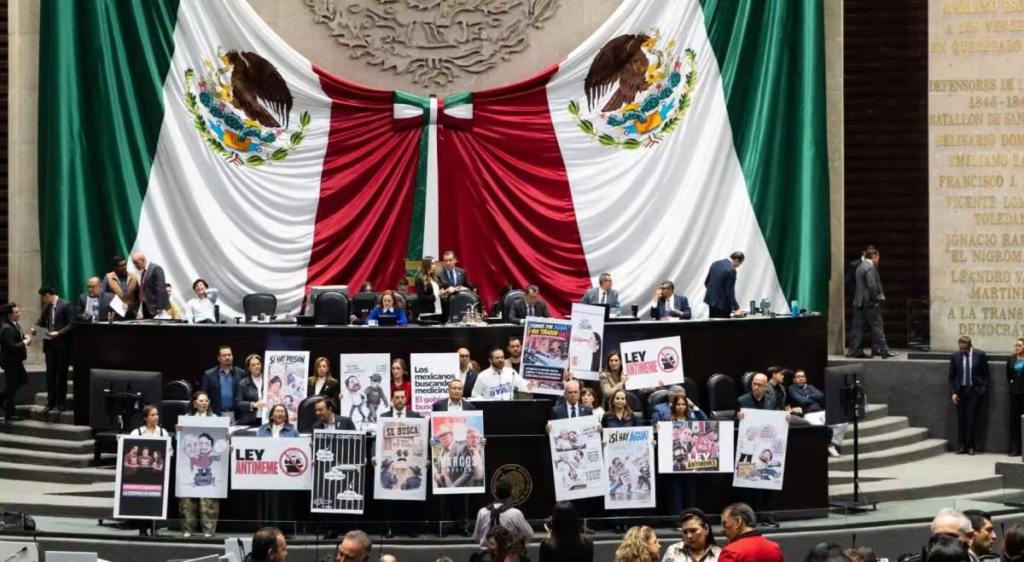 Morena y aliados aprueban la llamada “Ley antimemes”; PT acusa a la oposición de falta de argumentos