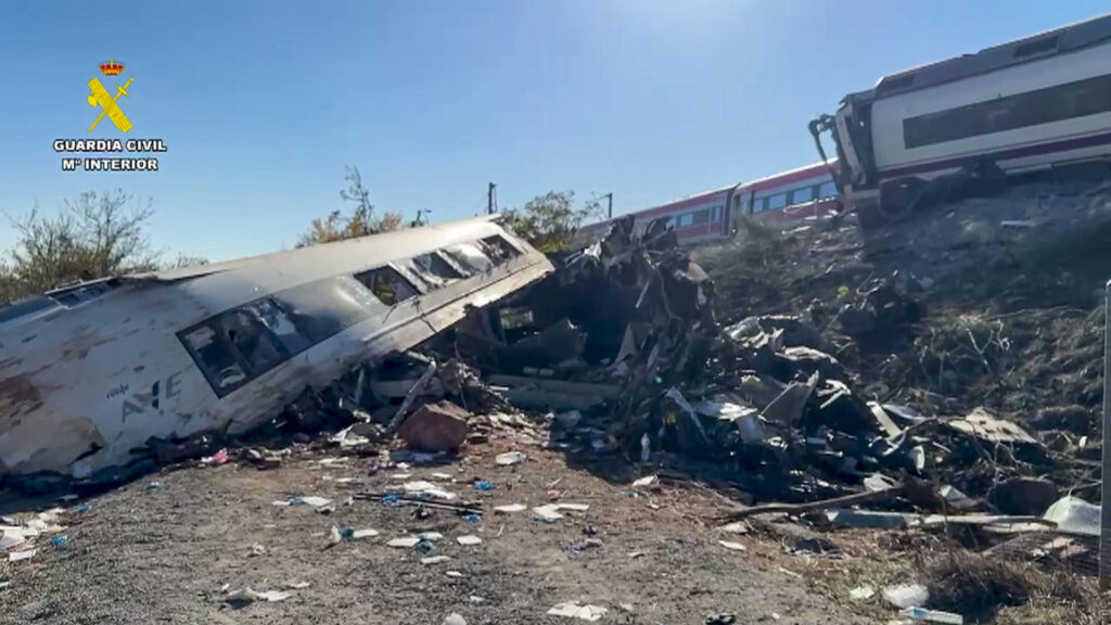 Elevan a 74 los muertos por el accidente ferroviario en España; sigue pendiente el balance de heridos