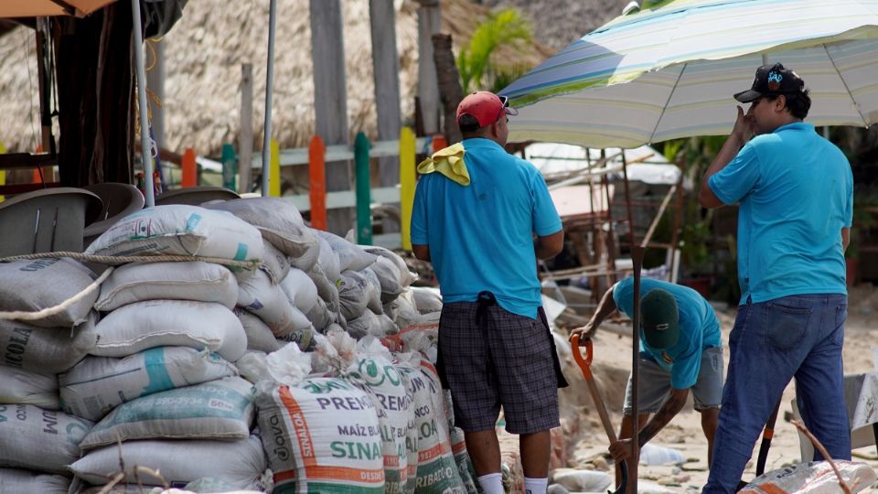 El huracán «Simón» cambia su trayectoria y permanecerá más tiempo en las costas de Jalisco
