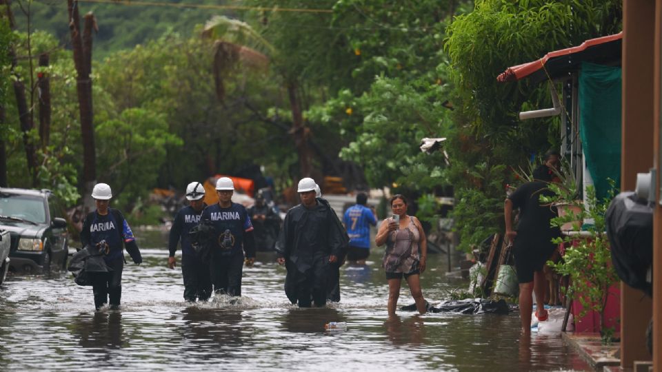 «Simón» se mantiene como huracán categoría 3; tocaría tierra hasta la medianoche del jueves