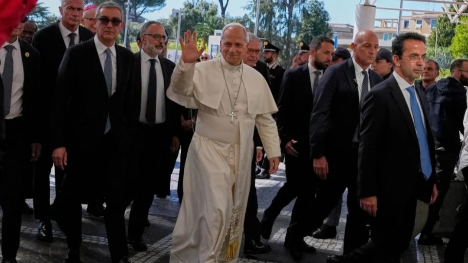Papa León XIV sale del hospital tras cirugía por cáncer de pulmón y regresa al Vaticano