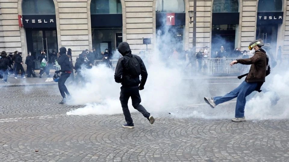Macron promete castigos para responsables de destrozos y saqueos durante protestas en Francia