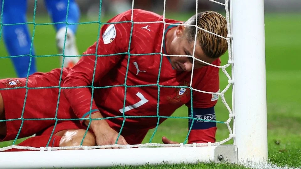 Cristiano Ronaldo es suspendido 30 días y multado con 285 dólares por la Federación Portuguesa tras dejar a su selección