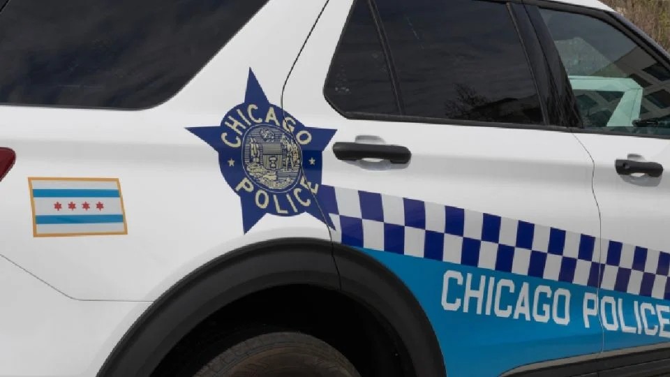 Reportan disparos afuera de un edificio federal en Chicago y la policía detiene a un sujeto; no hay heridos