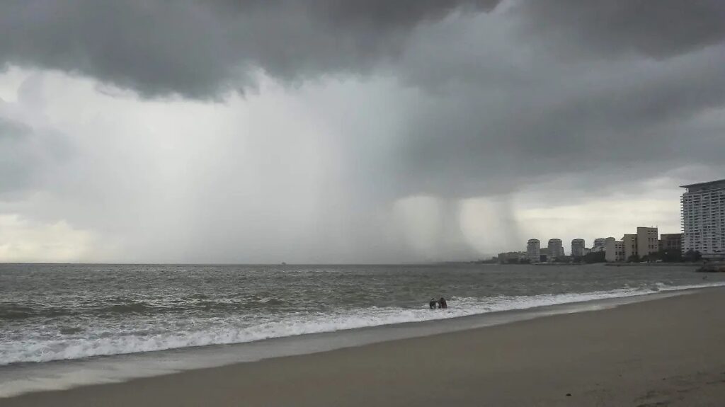 Se mantiene la alerta en Colima y Jalisco por el huracán «Trudy» ante lluvias intensas