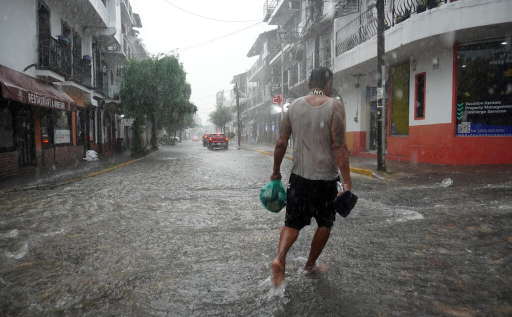 Huracán ‘Trudy’ reforzará lluvias en Guerrero y Oaxaca; ‘Simon’ ya no genera efectos en México