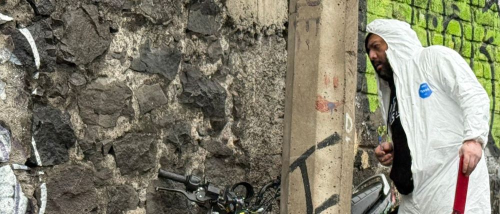 Repartidor en motocicleta pierde la vida tras chocar contra un poste y barda en Villa Verdún