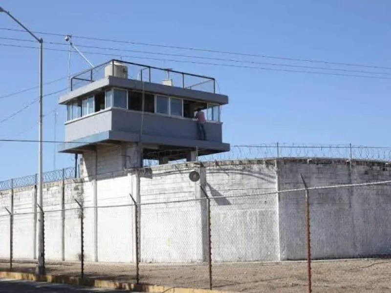 Riña en penal de Mazatlán deja 10 muertos; niño de 11 años, entre las víctimas