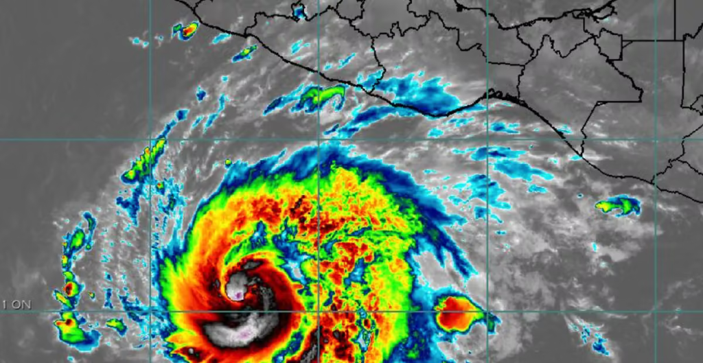 Vance se convierte en huracán lejos de México y podría alcanzar categoría 3
